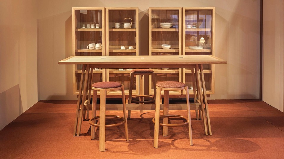 Table de réunion haute ZUEL en bois massif avec piètement tréteau et tabourets coordonnés en assise tapissée