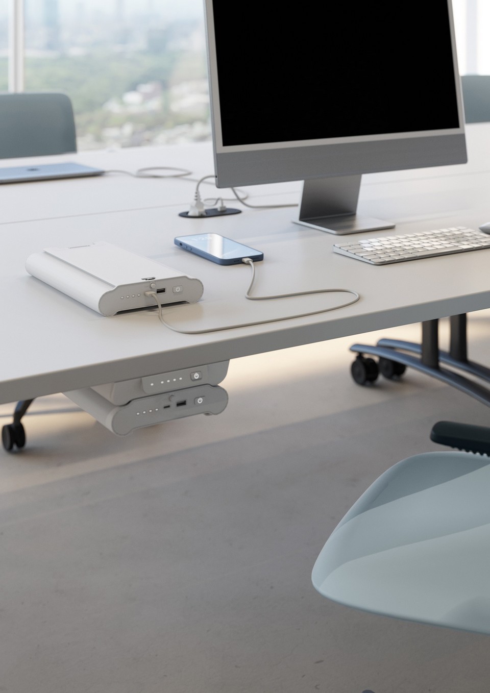Une batterie installée sur la table TT, qui sert de powerbank pour le travail, afin d'alimenter un ordinateur portable dans un espace sans prise de courant ou pour des tables mobiles