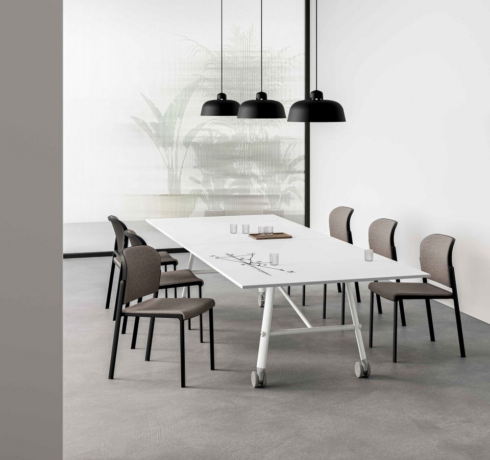 Plateau inscriptible blanc de table TT utilisé comme support d'idéation, monté sur roulettes pour une utilisation mobile en atelier collaboratif
