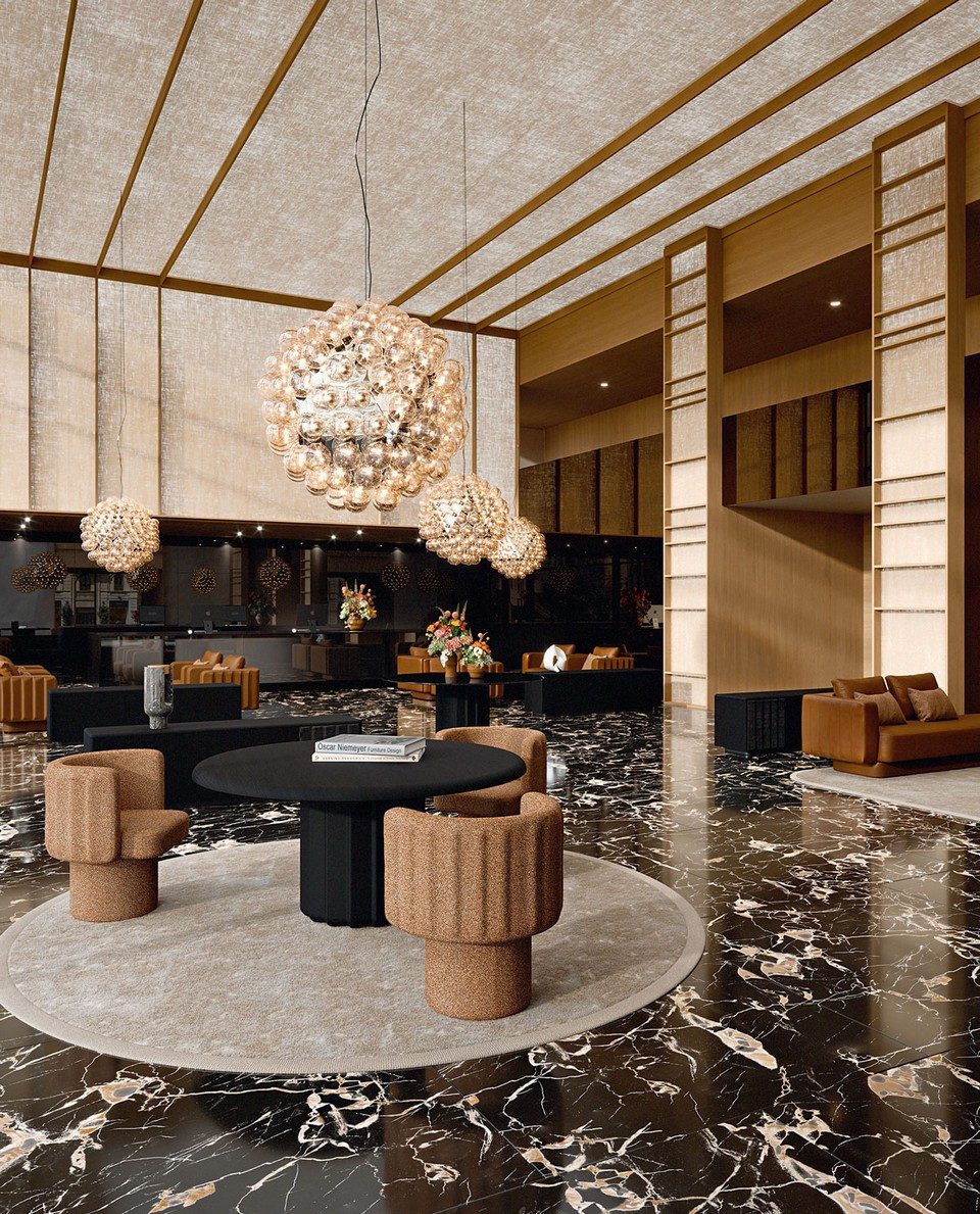 Table de réception ronde SABREE en frêne teinté noir avec piètement colonne central sculptural flûté, disposée au centre du hall de luxe d'un hôtel avec sol en marbre noir et fauteuils lounge.