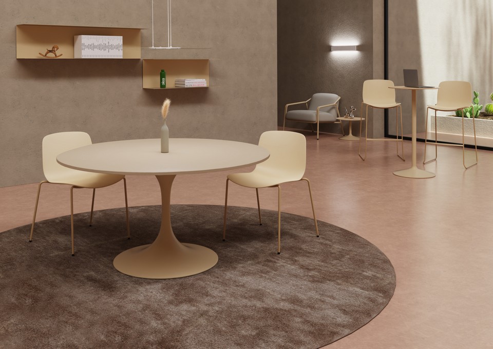 Aménagement d'un espace de réunion informel avec une table circulaire BIG HORN au piètement tulipe blanc écru et plateau assorti.