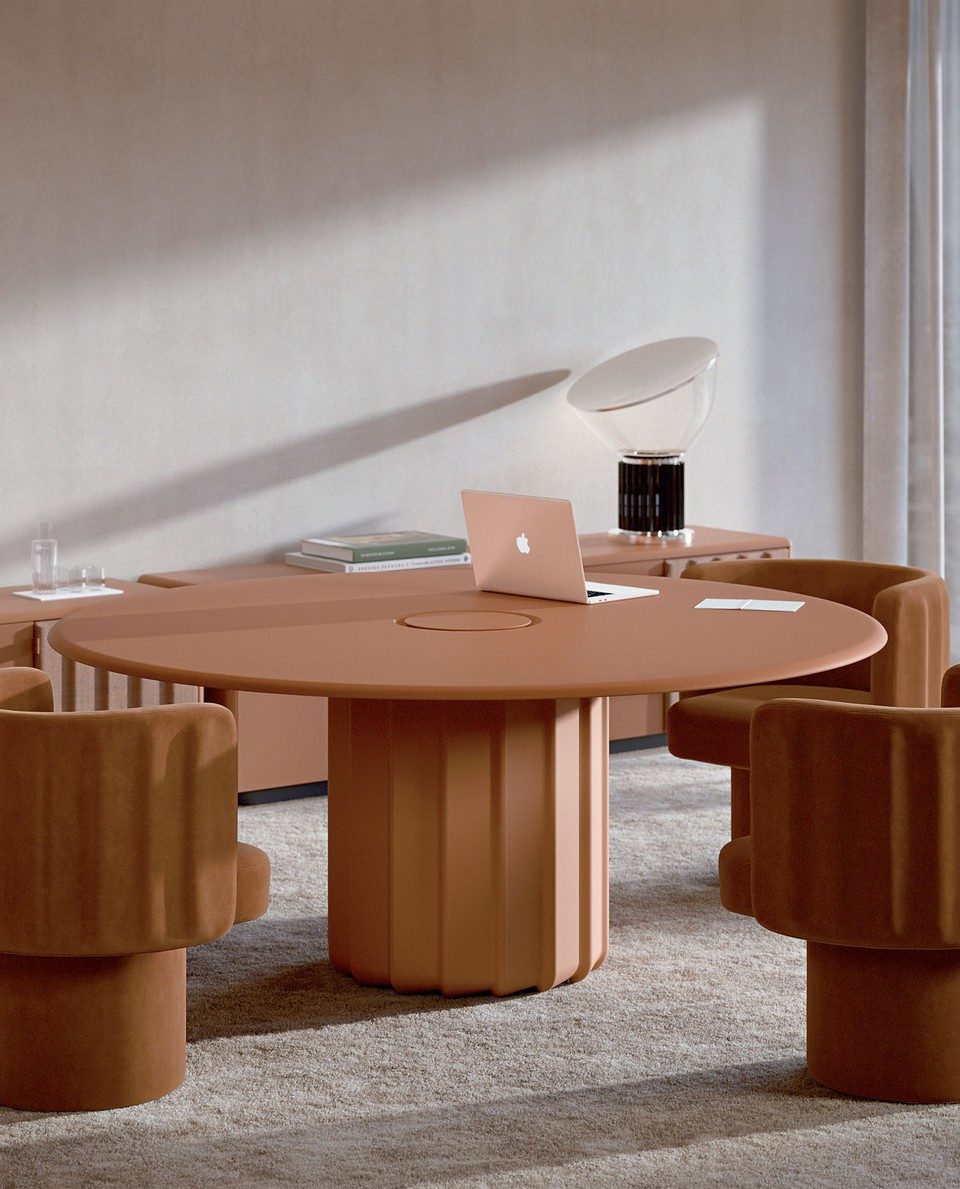 Table de réunion ronde design SABREE couleur terracotta avec piètement colonne central flûté et trappe d'électrification intégrée, entourée de fauteuils de direction assortis dans une salle de conseil contemporaine.