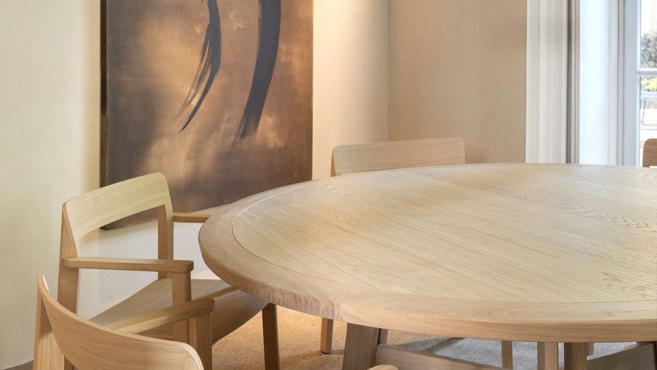 Table de réunion ronde ZUEL en bois massif avec chant arrondi et assises coordonnées en bois de chêne clair