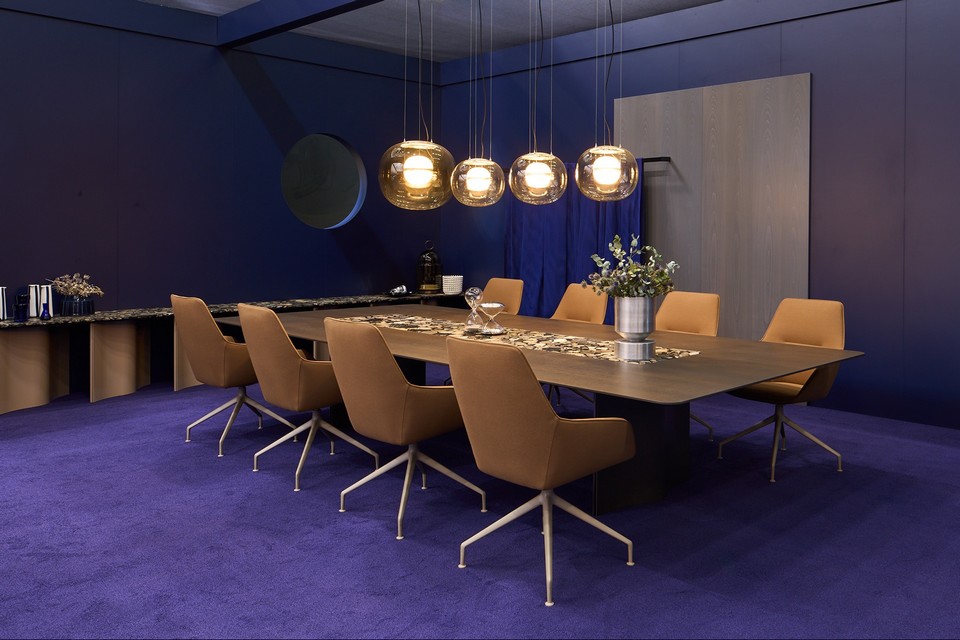 Plateau de table WAVE avec insert en pierre naturelle et piétement cannelé dans une salle de réunion contemporaine