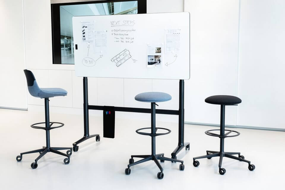 Table de réunion avec plateau abattant et surface écritoire magnétique