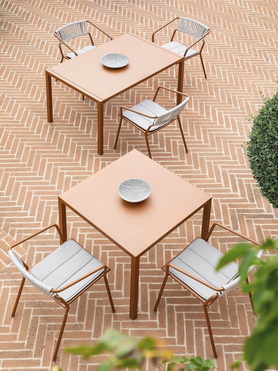 Table design empilable QUATRO pour les hôtels et restaurants