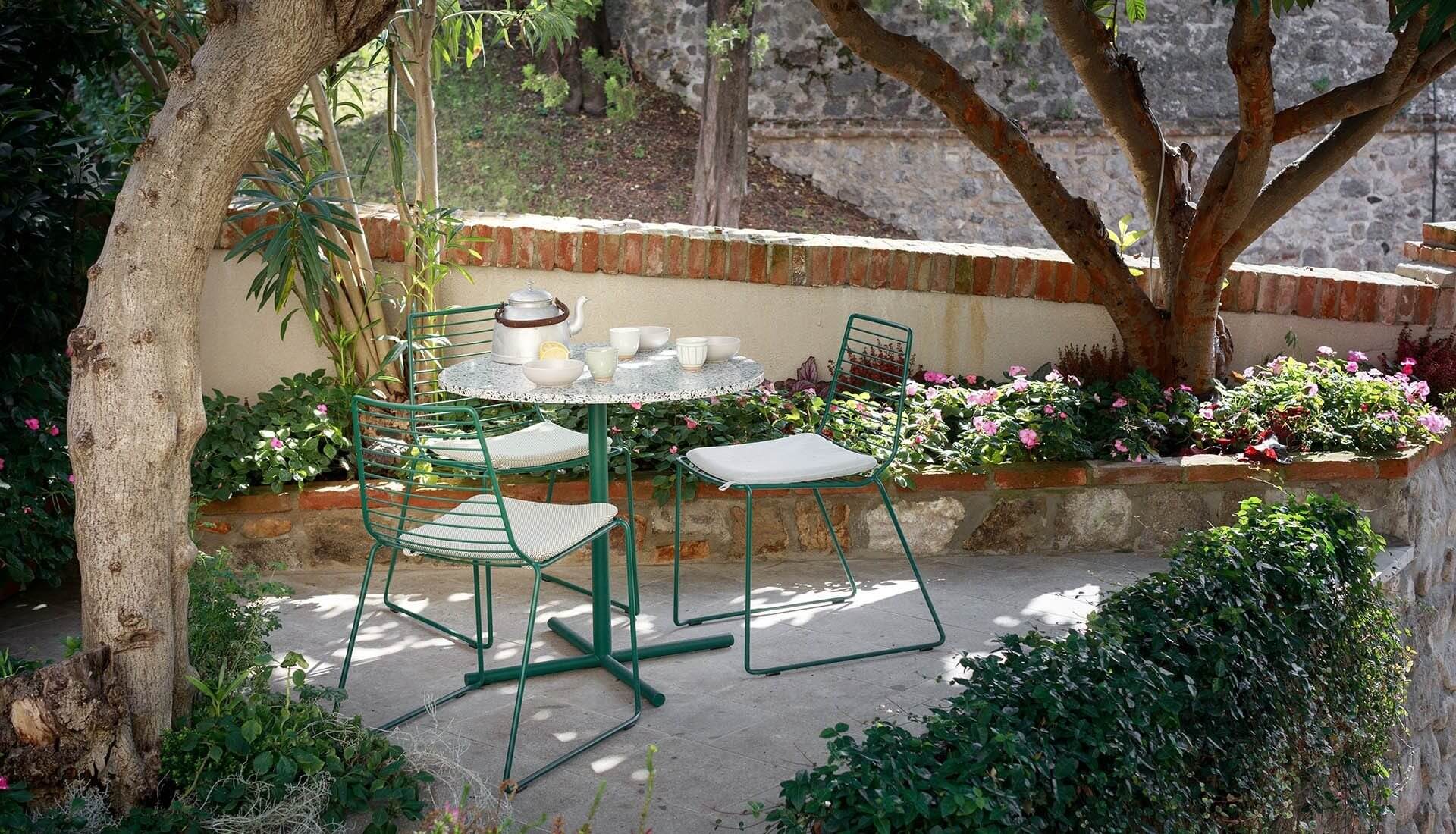 Table extérieur de restaurant avec plateau pierre style terrazzo