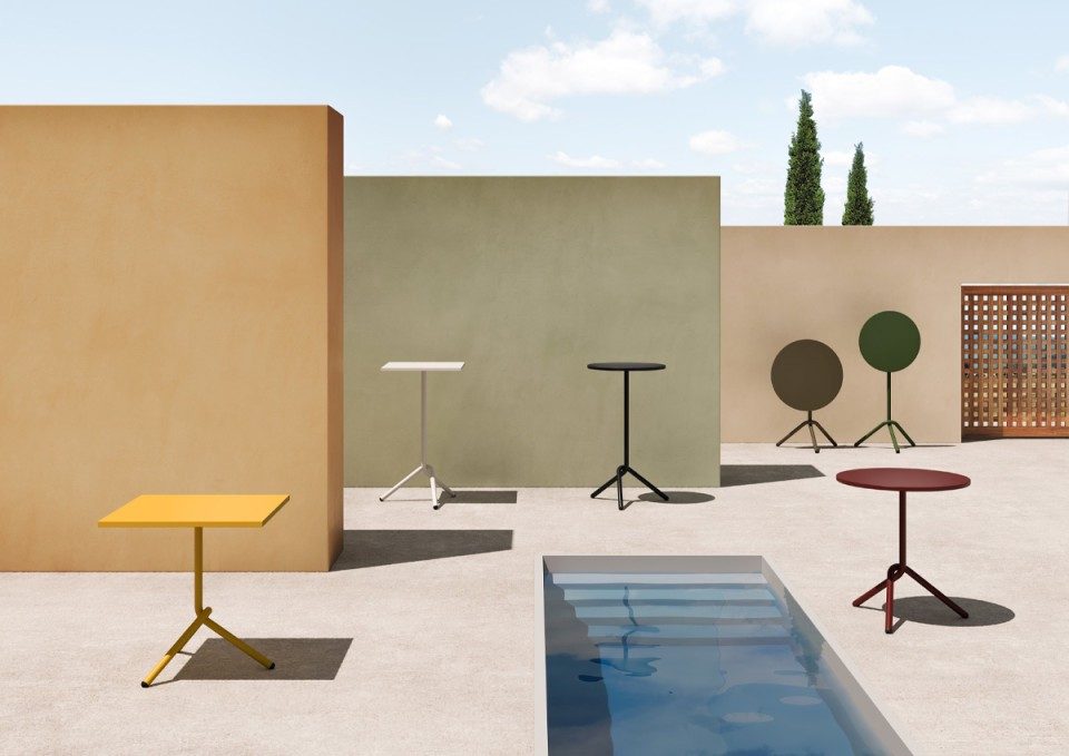 Collection de tables de terrasse rabattables et mange-debout TA de différentes couleurs et formats installées en extérieur au bord d'une piscine