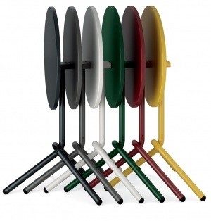 Enfilade de tables de terrasse rabattables TA en acier multicolores illustrant le stockage horizontal ultra compact