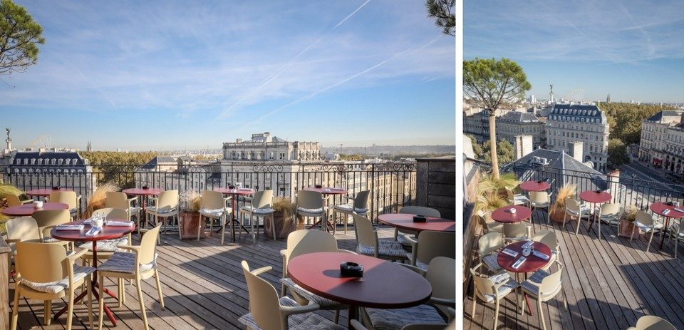 Tables de terrasse rondes rouges TA et chaises d'extérieur installées sur le rooftop en bois d'un restaurant avec vue panoramique