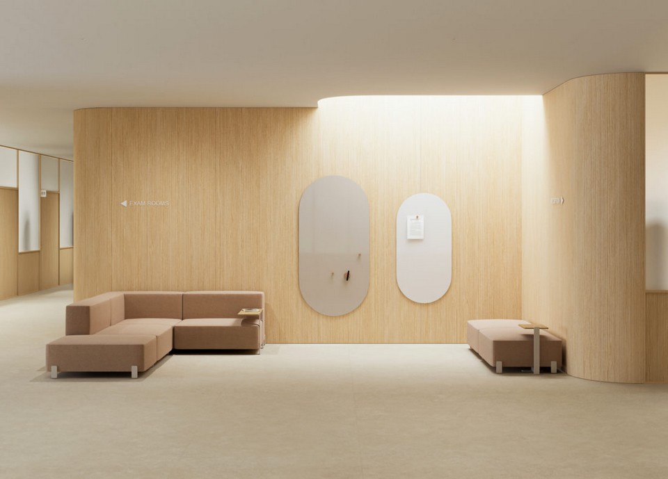 Zone d'attente design avec mur d'expression AMBIT en verre teinté installé sur un habillage mural en bois chaleureux.