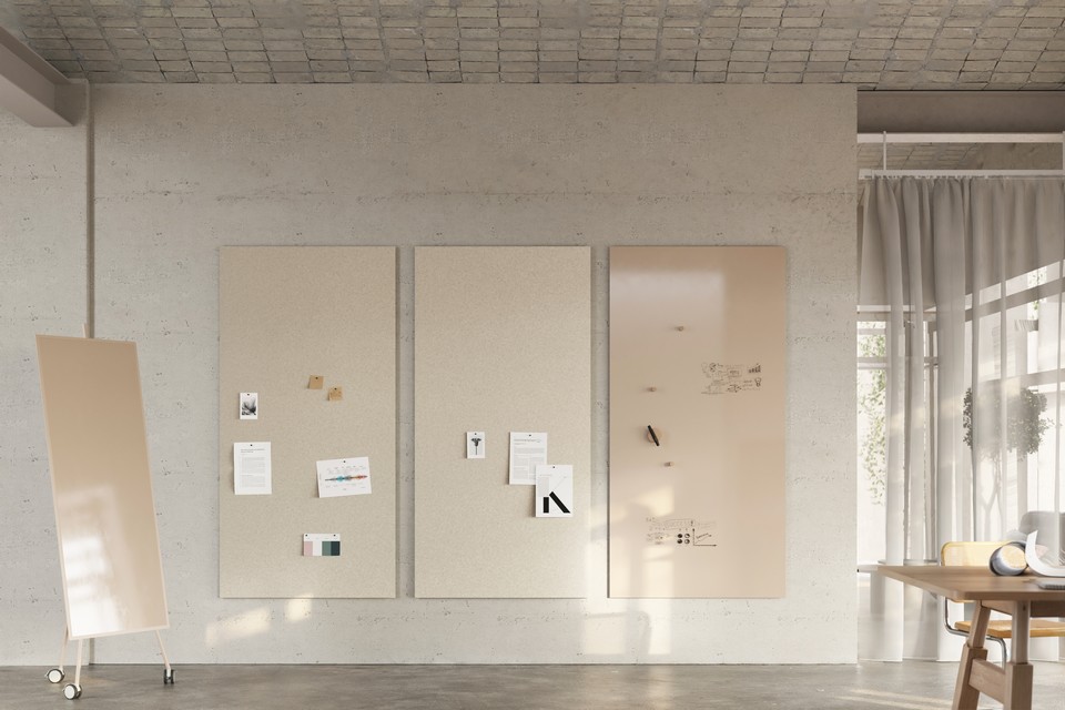 Aménagement d'un espace de travail collaboratif avec un tableau mobile SPRINTER coloris Sand et des panneaux muraux d'affichage assortis.