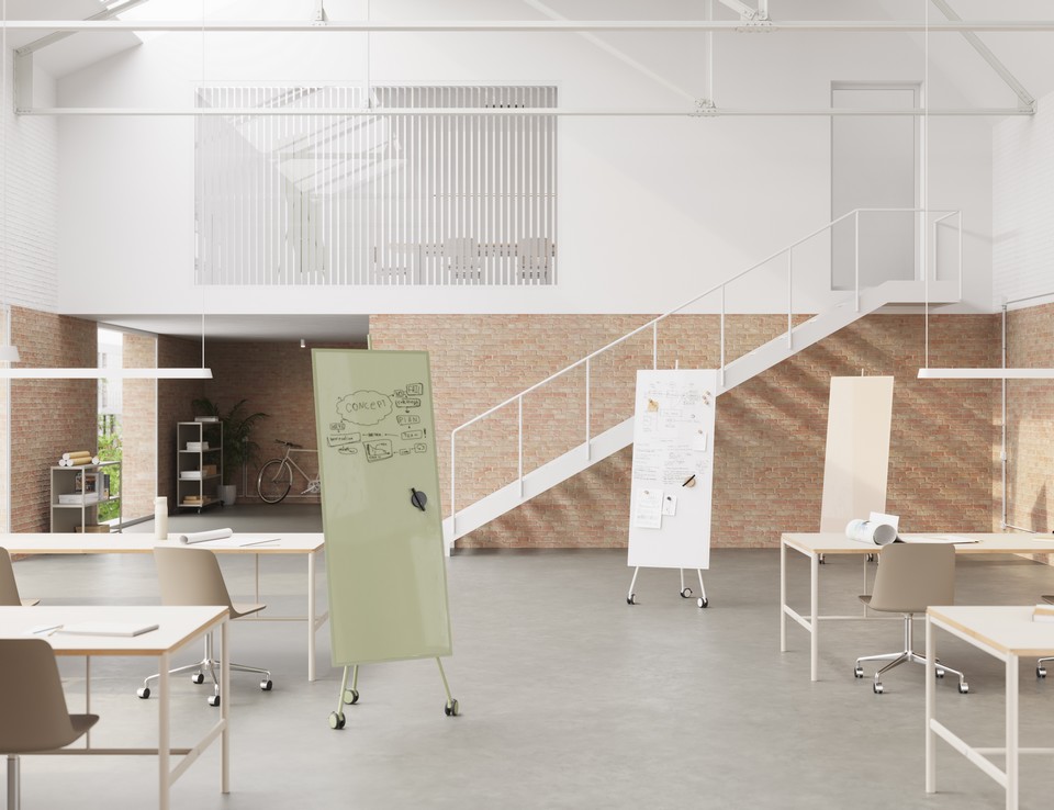 Utilisation de plusieurs tableaux SPRINTER (coloris blanc, kaki et sand) pour structurer un grand plateau de bureaux type loft industriel.