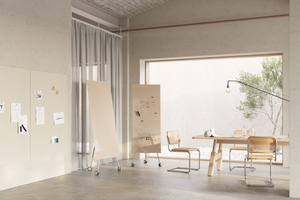 Deux tableaux mobiles SPRINTER en verre magnétique utilisés dans une salle de réunion lumineuse pour favoriser l'agilité des équipes.