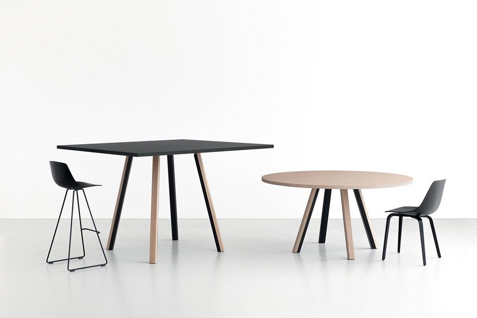 Une table haute carrée noire avec tabouret et une table ronde en bois ORI avec chaise design pour espace de coworking Wood Mobilier.