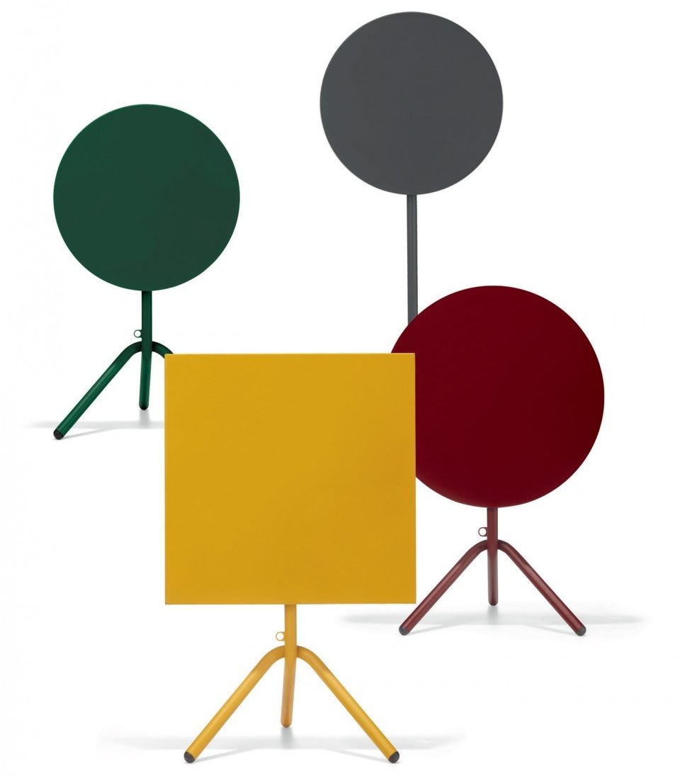 Ensemble de tables de terrasse rabattables TA avec plateaux ronds et carré multicolores redressés à la verticale sur piètement tripode