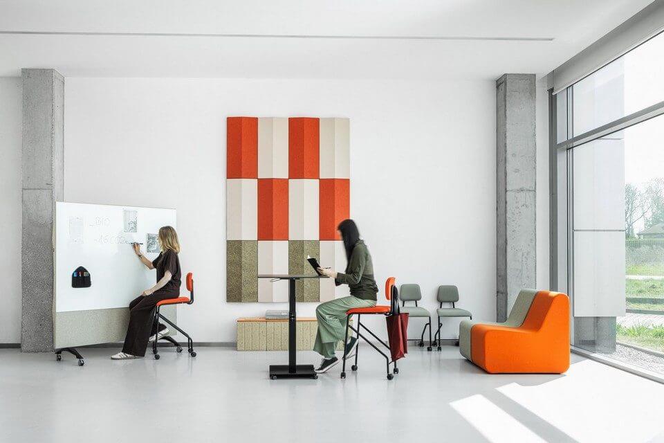 Tabouret professionnel sur roulettes en situation dans un espace de coworking