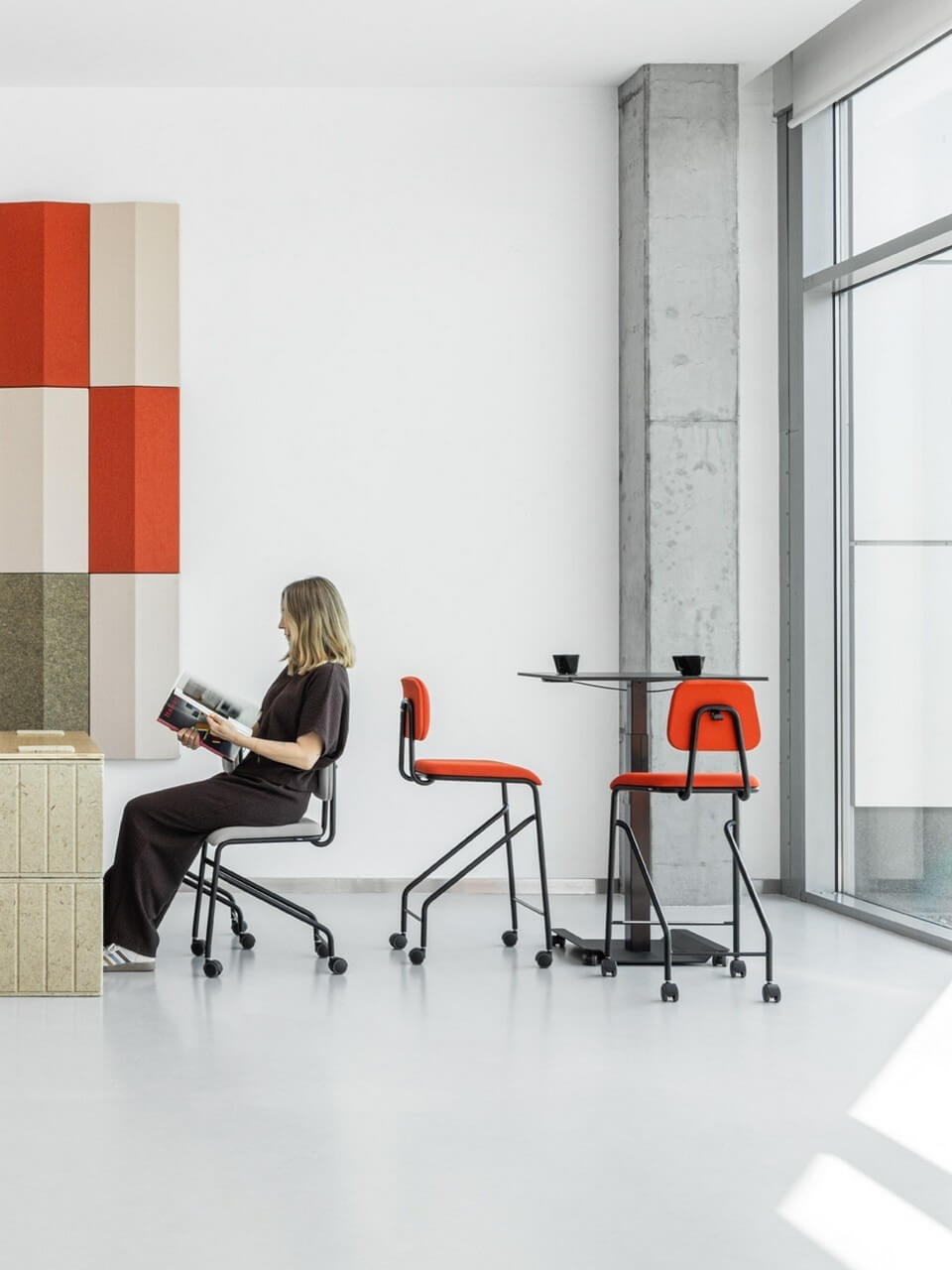Tabouret de bar à roulettes dans un espace de travail lumineux