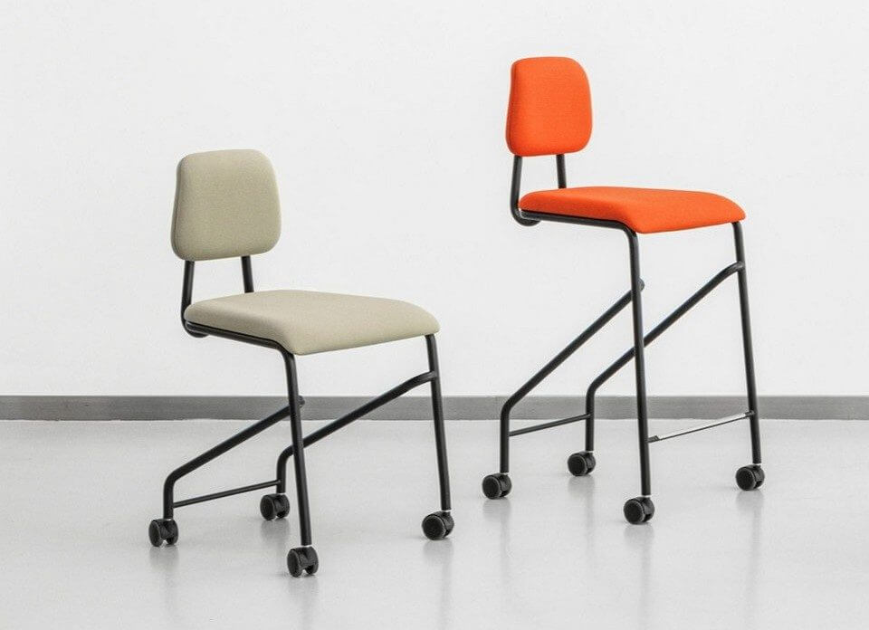 Tabouret design à roulettes avec dossier disponible en deux hauteurs, pour s'adapter aux tables hautes des environnements professionnels