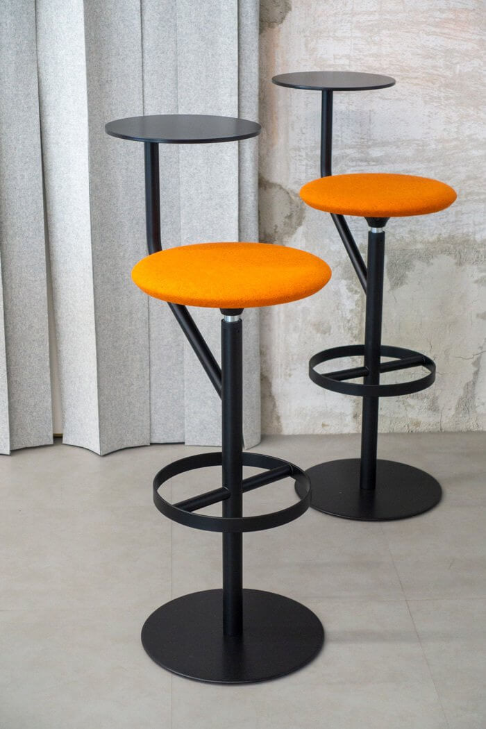 Un tabouret avec tablette d'appoint.