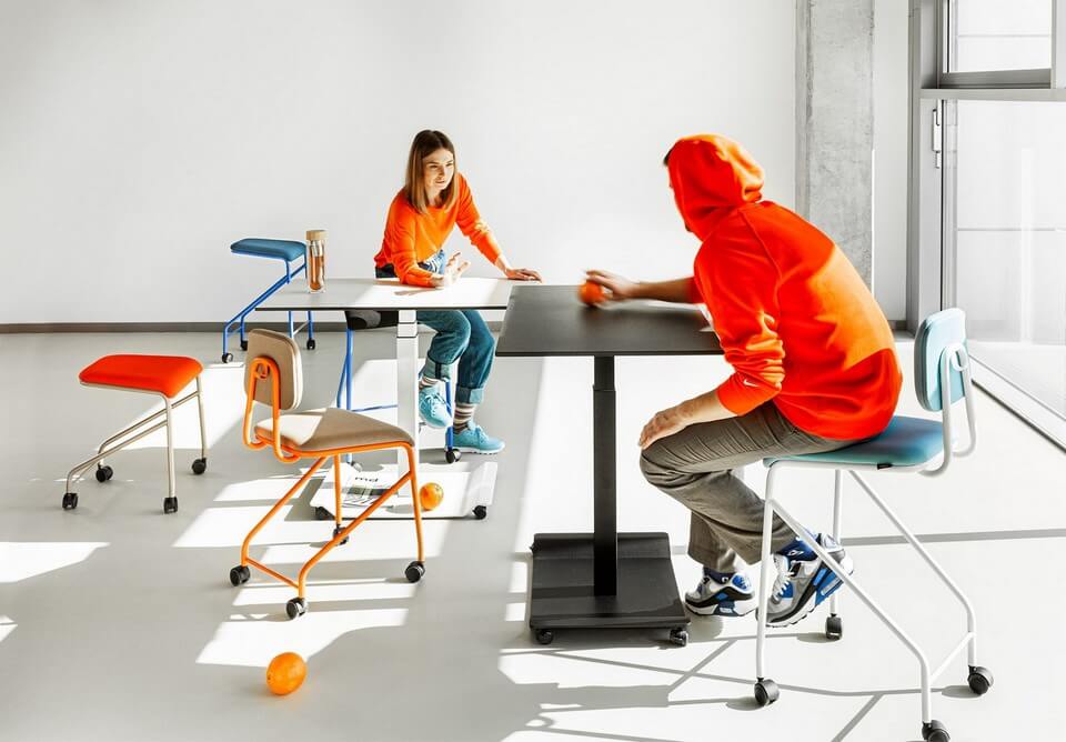 Tabouret à roulettes pour aménagement agile et collaboratif dans les espaces tertiaires