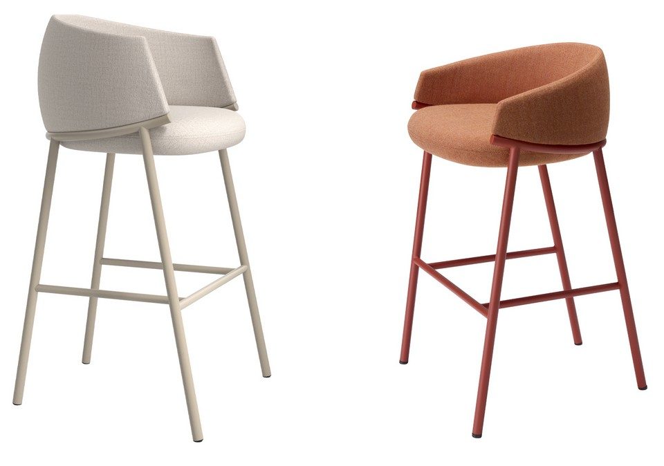 Comparatif de deux tabourets hauts KOALA en beige et terre cuite présentant les deux options de hauteur de dossier enveloppant
