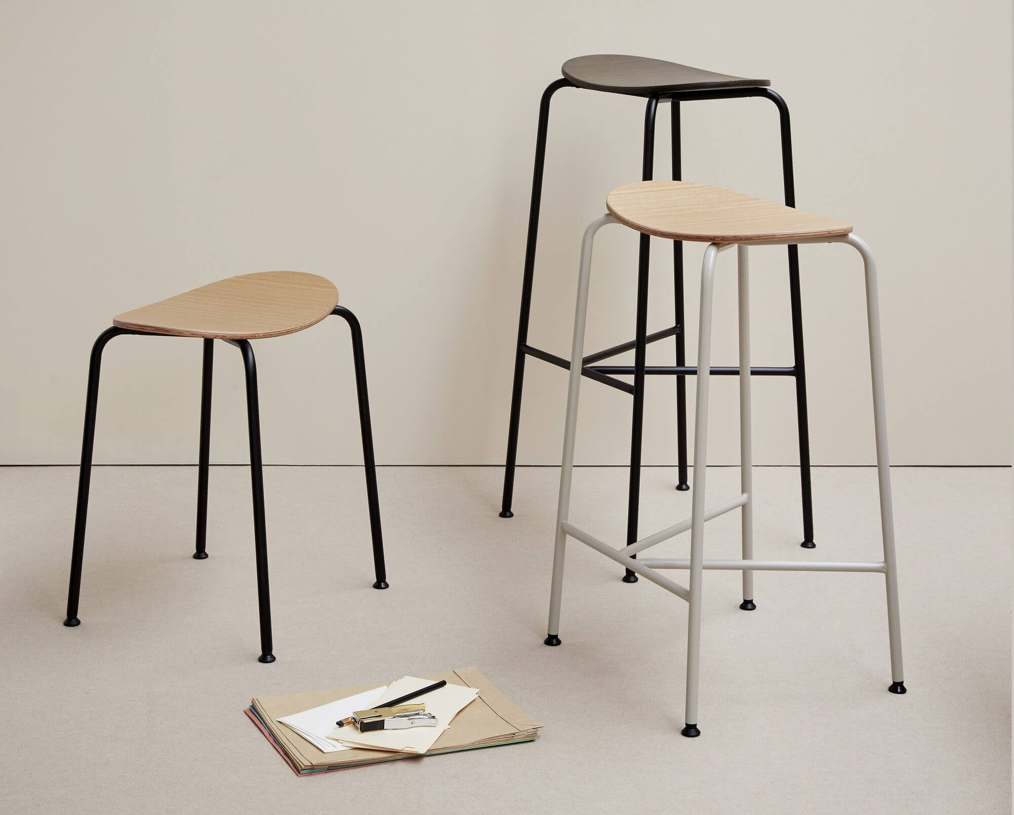 Tabouret design en métal et en bois TORII