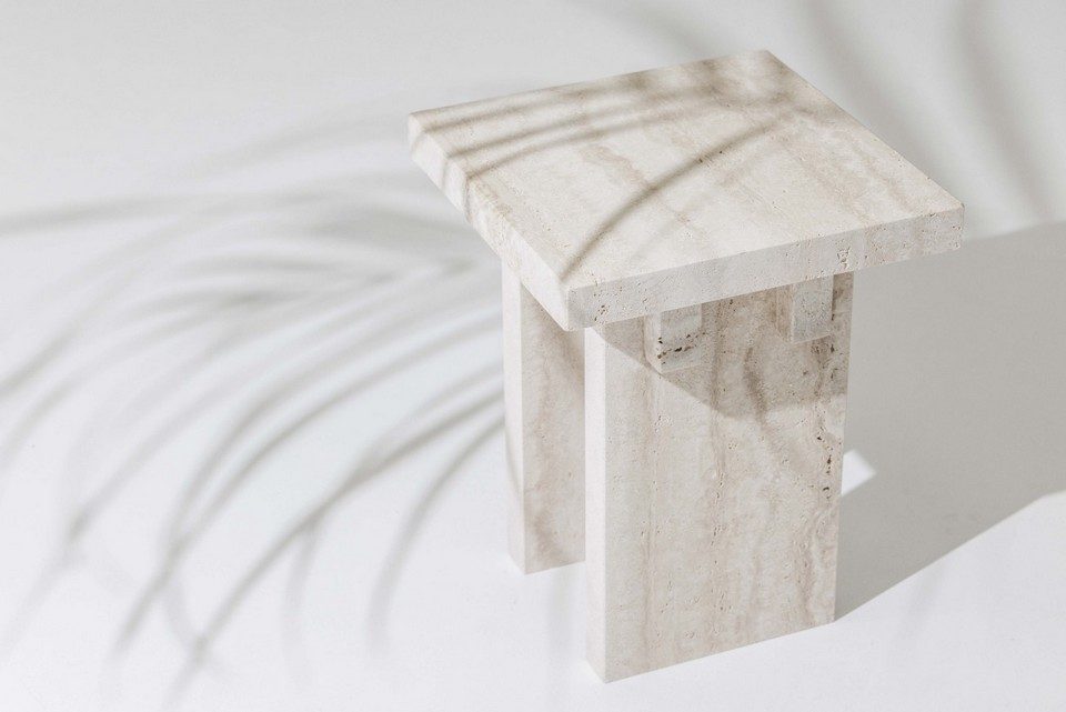 Tabouret de réunion ESSENCE en travertin naturel – mobilier direction minimaliste avec influences japonaises