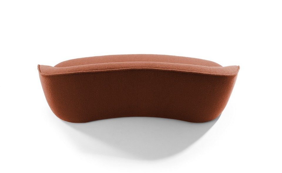 Vue arrière détourée du canapé d'attente organique SIBILLINO en tissu bouclé terracotta, soulignant sa silhouette courbée en forme de haricot.